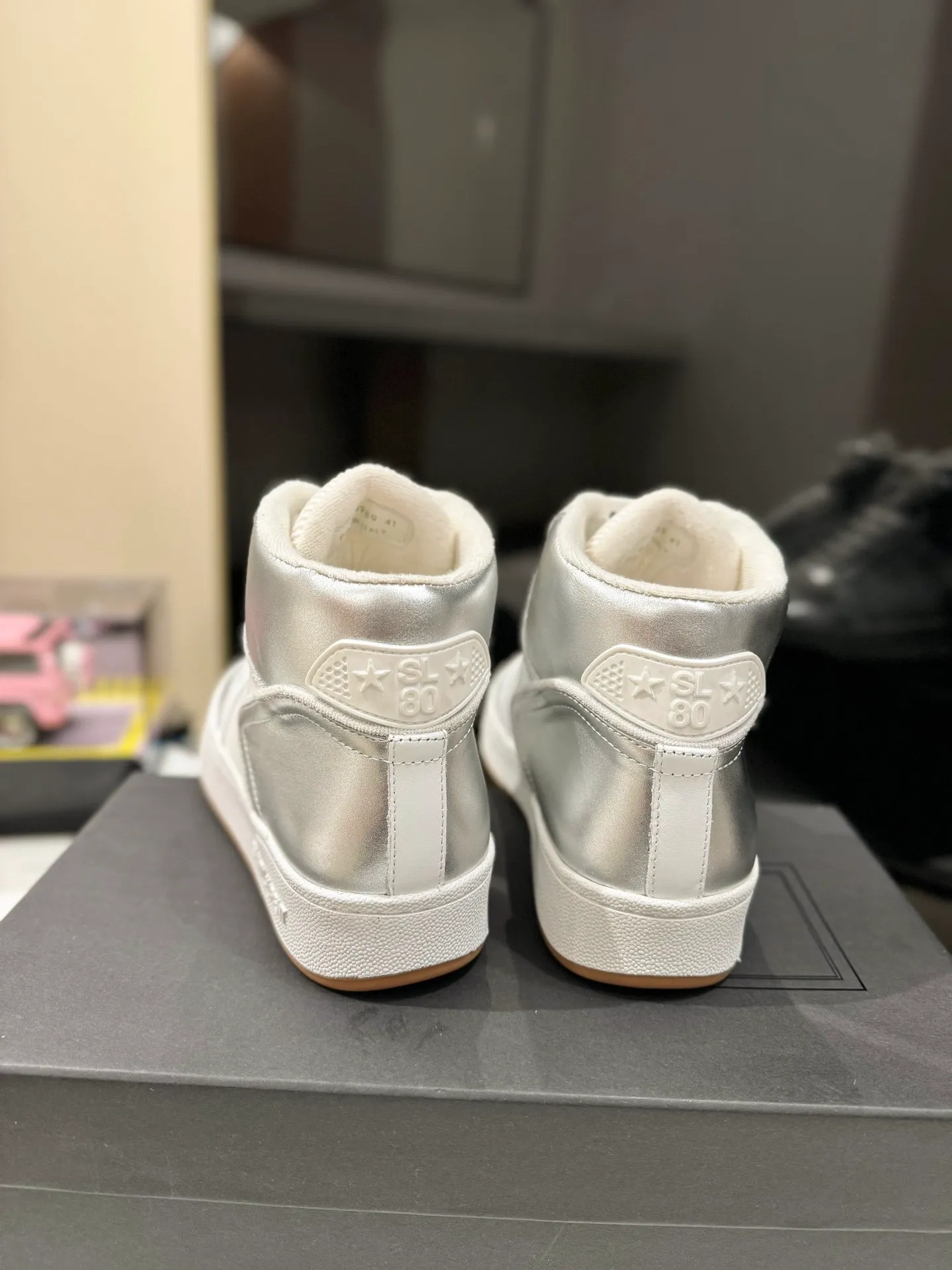 👟👟Ex-factory price 680👟👟 [High version for couples] YSL SAINT LAURENT Yves Saint Laurent SL61, the latest popular casual series in spring and summer...👍👍 Yves Saint Laurent SL61, original purchase, 1:1 replica, fresh blood injection and casual retro design, super good-looking and versatile, the upper is made of cowhide punching and splicing, the upper is super soft , lightweight and comfortable to match with sweatshirts, it is recommended to have one pair in each hand😁 ✅Fabric: Original customized cowhide ➕Punching process ➕Last process ✅Inner lining: Original towel lining ✅Feet: Original customized cowhide ✅Outsole: Original molded two-color bottom ✅Packaging: Original full set of packaging ✅Code number: 35-46 (Female 41.42. Male 38.45.46 Customized, non-returnable)